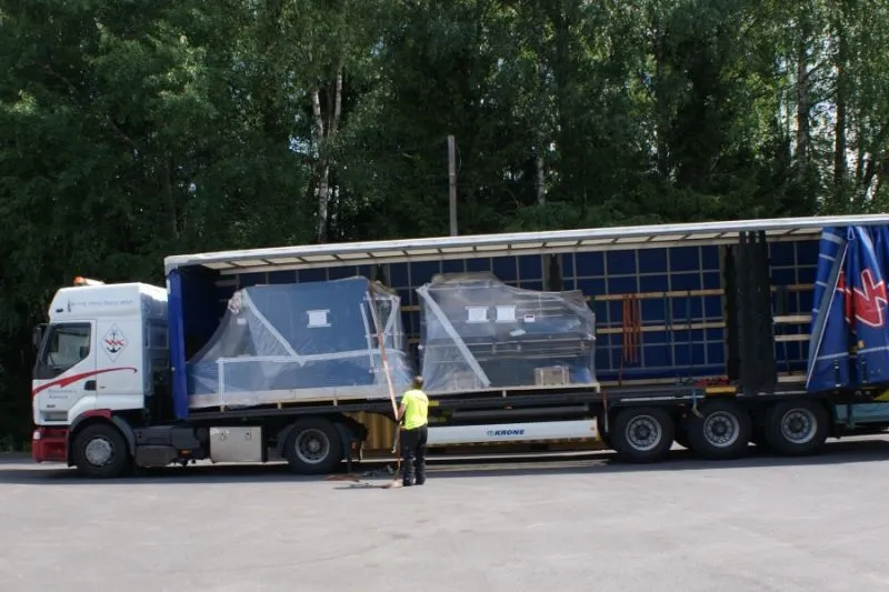 Pakattuja pesukoneita kuorma-auton lavalla